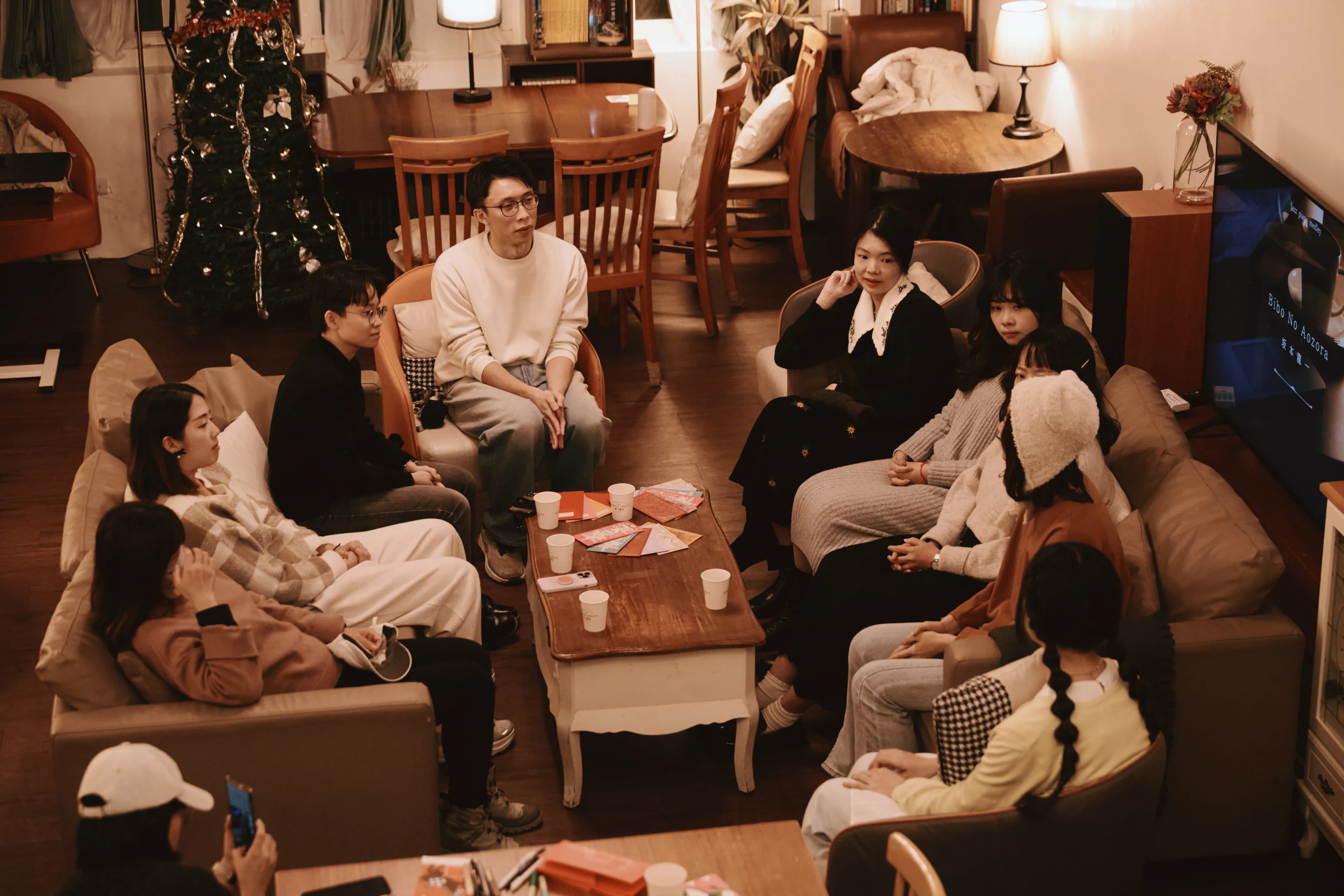 零拖延挑戰賽的實體聚會,一群人圍坐討論